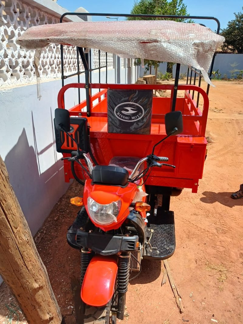 Motocarro rojo para el transporte de agua en Farim